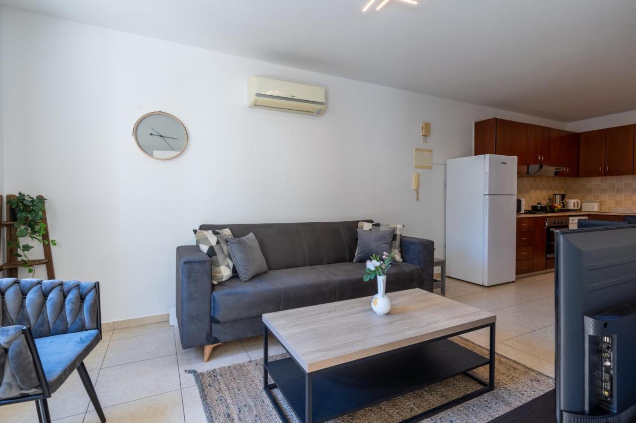Mia 1-Bedroom Apartment In Larnaca Esterno foto