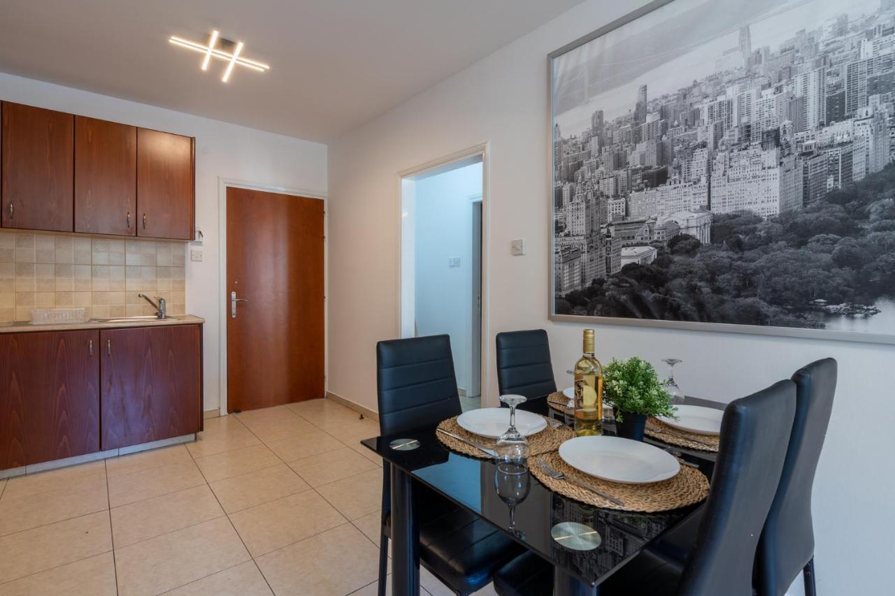 Mia 1-Bedroom Apartment In Larnaca Esterno foto