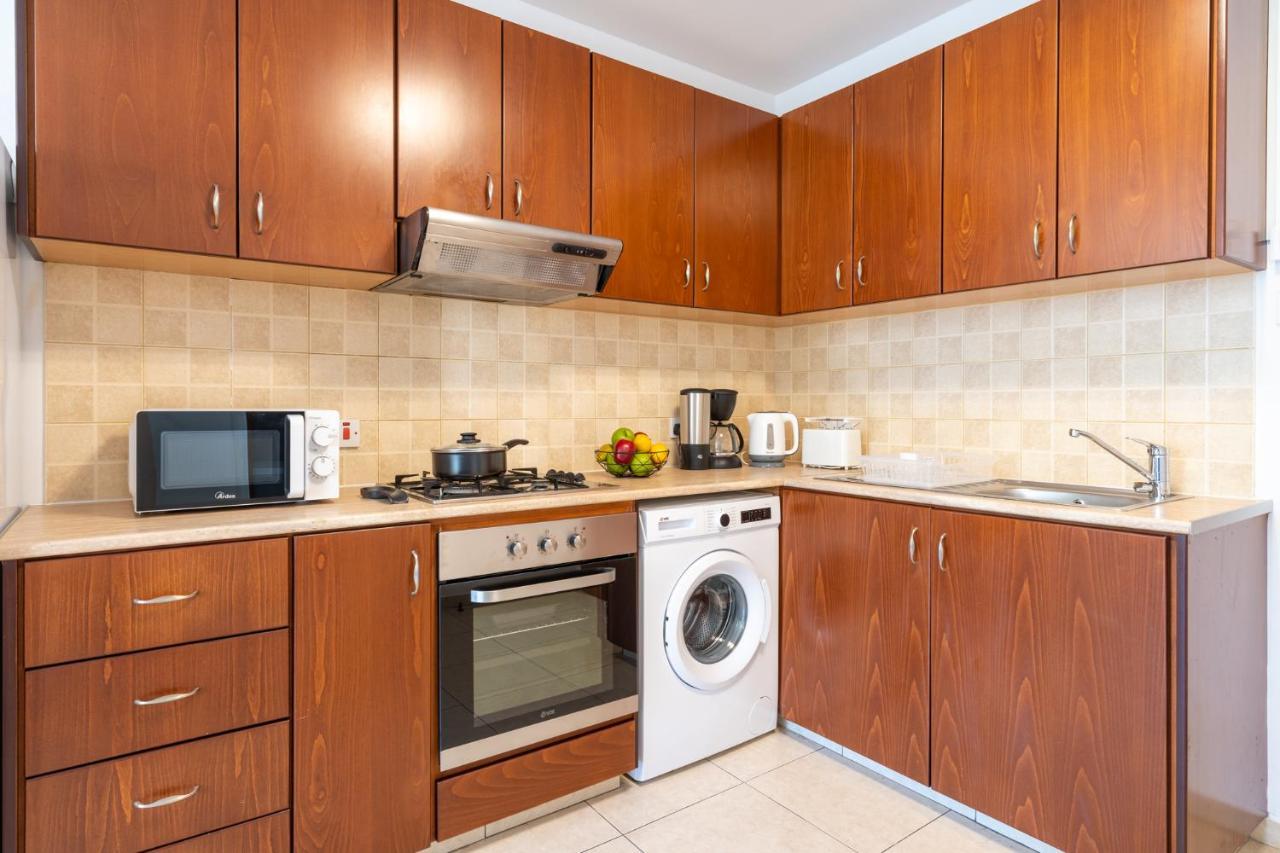 Mia 1-Bedroom Apartment In Larnaca Esterno foto